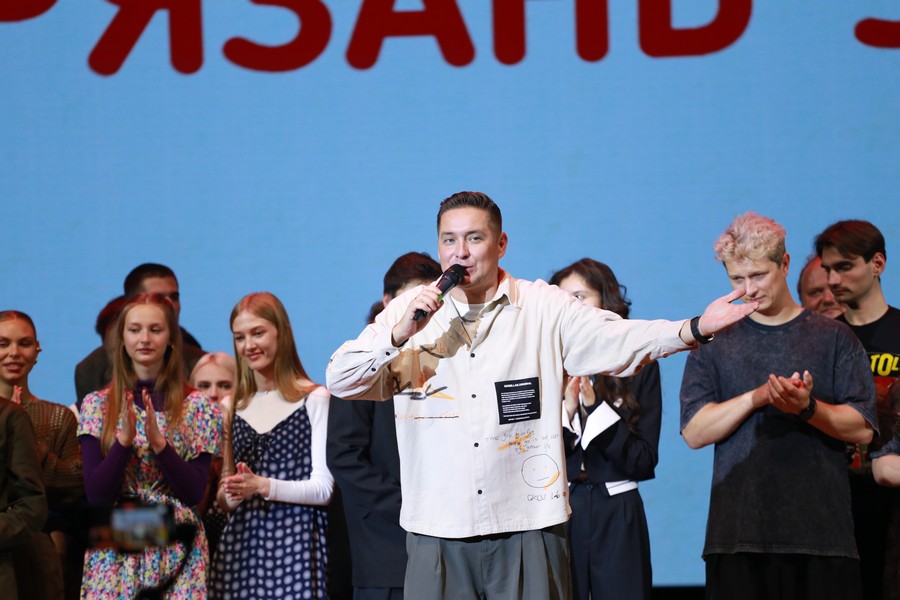 На юбилейном фестивале КВН «Поющий Косопуз» пели, плясали, женили и поздравляли Рязань с 930-летием Город отмечает круглую дату, и его верный спутник, фестиваль, тоже сияет в свой праздничный год!