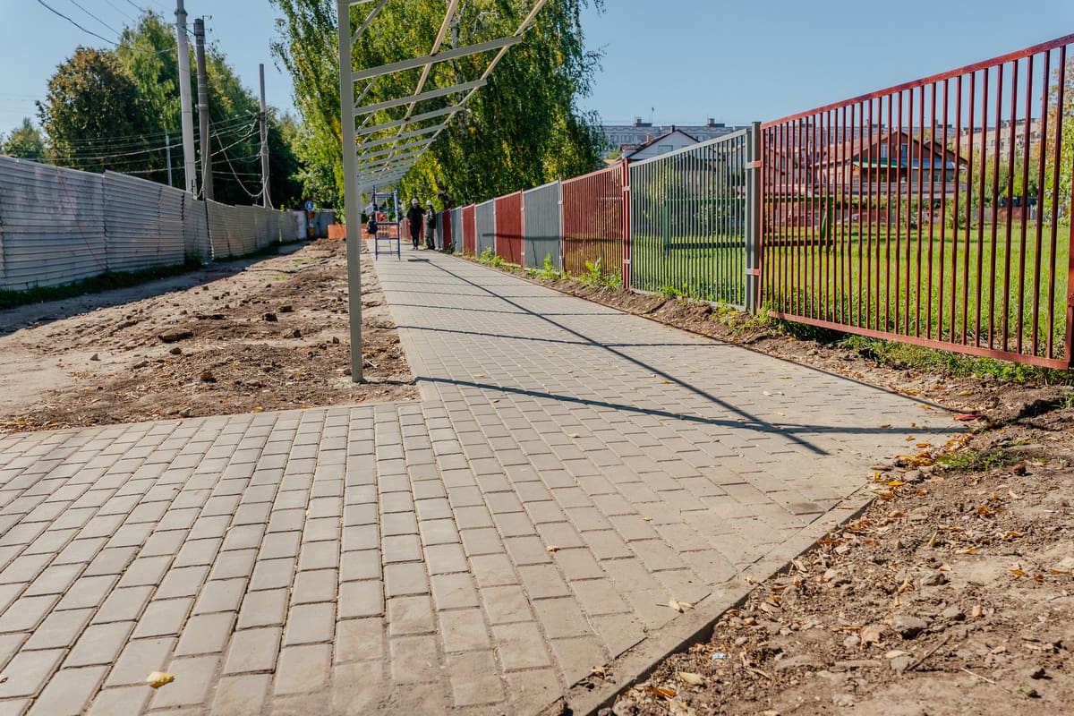 ГК «Зелёный сад наш — дом» обновила старый тротуар в Дашково-Песочне  ГК «Зелёный сад наш — дом» обновила старый тротуар в Дашково-Песочне  Новая дорожка из тротуарной брусчатки появилась на улице Новоселов — рядом со школами № 63, № 67 и строительной площадкой жилого комплекса «Полярная звезда».
