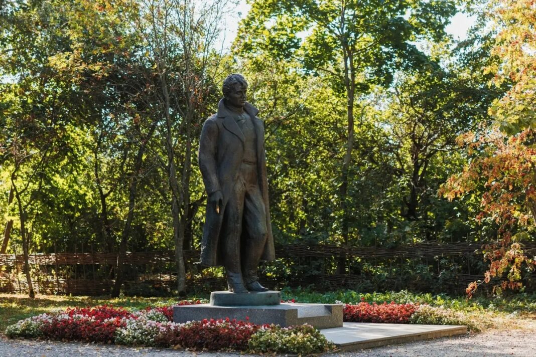 памятник Есенину