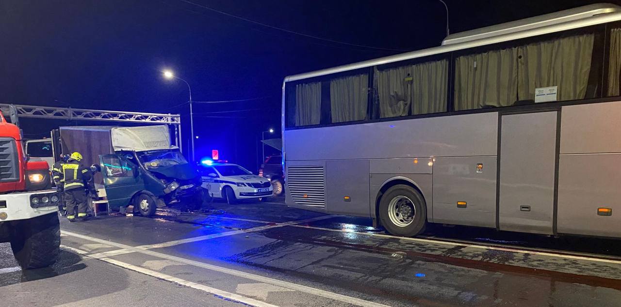 Два человека пострадали в ДТП с грузовиком и автобусом под Рязанью Два человека пострадали в ДТП с грузовиком и автобусом под Рязанью По предварительным данным, 58-летний водитель «ГАЗ 3302», житель Тамбовской области, врезался в автобус «Мерседес Бенц», которым управлял 59-летний мужчина из Московской области.