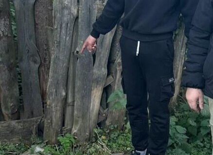 В Рязани задержали наркодилера с поличным и изъяли 13 закладок В Рязани задержали наркодилера с поличным и изъяли 13 закладок 27-летний неработающий и ранее несудимый мужчина связался с представителями нелегального наркомагазина.