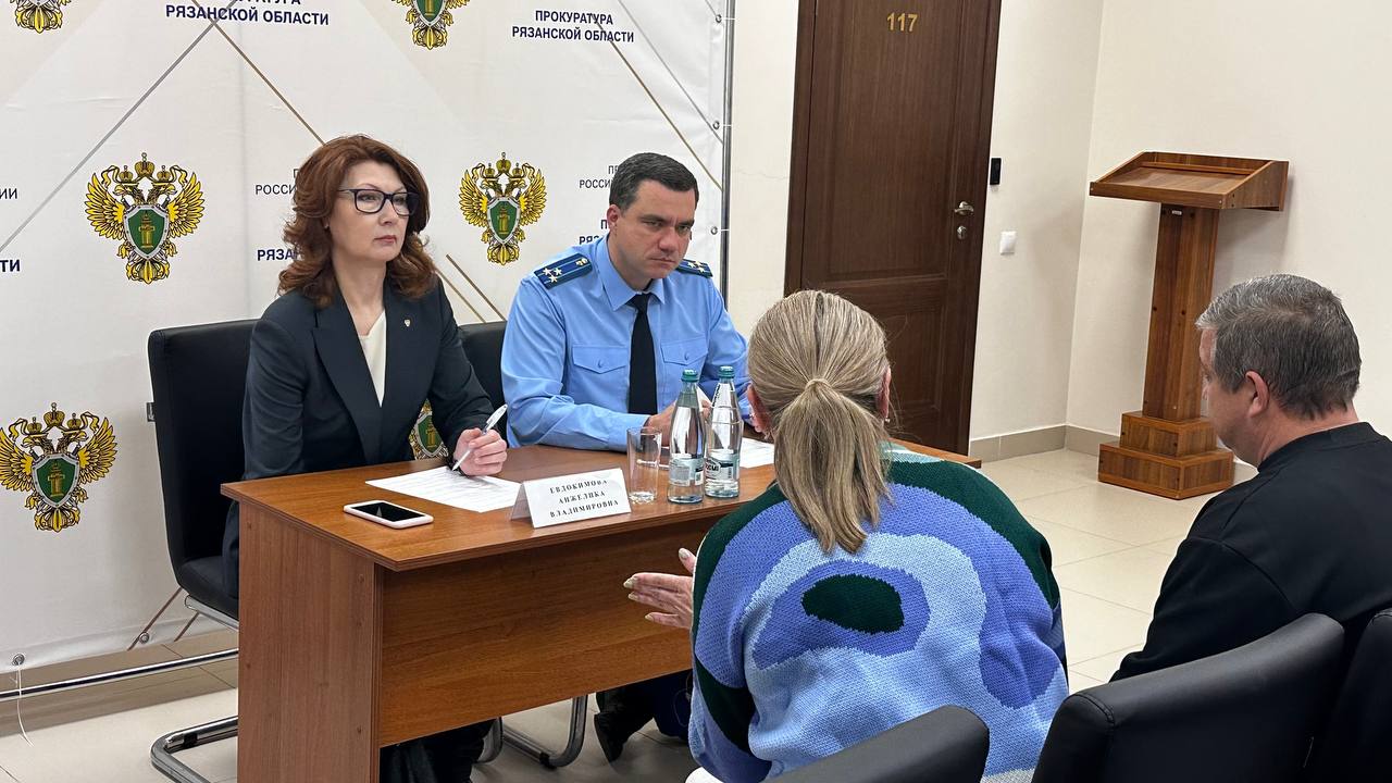 Соседи избили супружескую пару в Рязани Соседи избили супружескую пару в Рязани На приём пришли супруги, которые рассказали, что около месяца назад их избили соседи и их знакомые во дворе города.