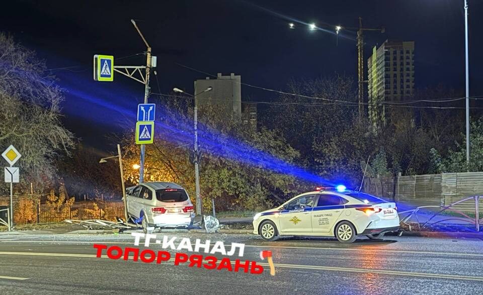 Автомобиль врезался в столб на проезде Яблочкова в Рязани На месте работают сотрудники ГАИ. О пострадавших не сообщается.