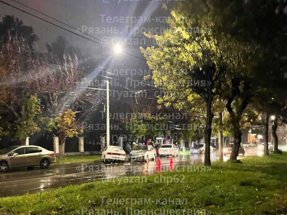 Несколько серьёзных ДТП произошло в Рязани вечером 5 октября Несколько серьёзных ДТП произошло в Рязани вечером 5 октября Вечером в воскресенье, 5 октября, в Рязани произошло несколько ДТП. Судя по информации в соцсетях, аварии были серьёзные, есть пострадавшие.