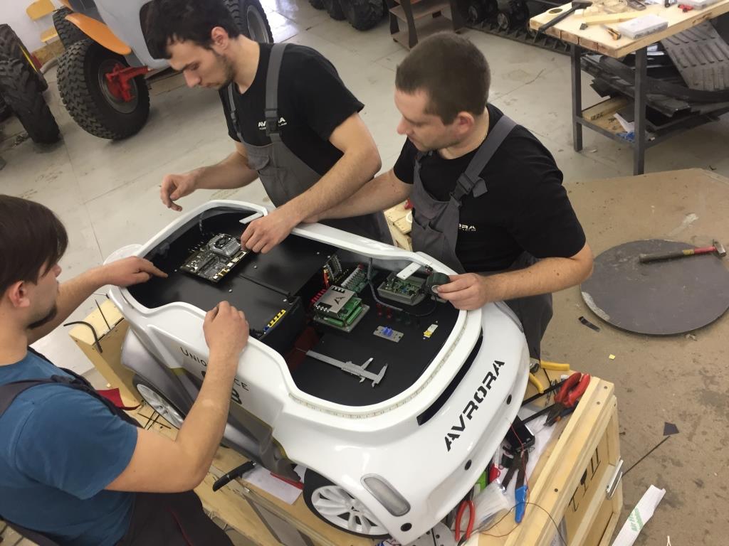 Рязанская компания создаёт беспилотные лодки для парков и роботизированные платформы для армии России Рязанская компания создаёт беспилотные лодки для парков и роботизированные платформы для армии России Генеральный «Avrora Robotics» Виталий Савельев — о том, в каких сферах активно используется робототехника и какие разработки его компании уже заявили о себе.