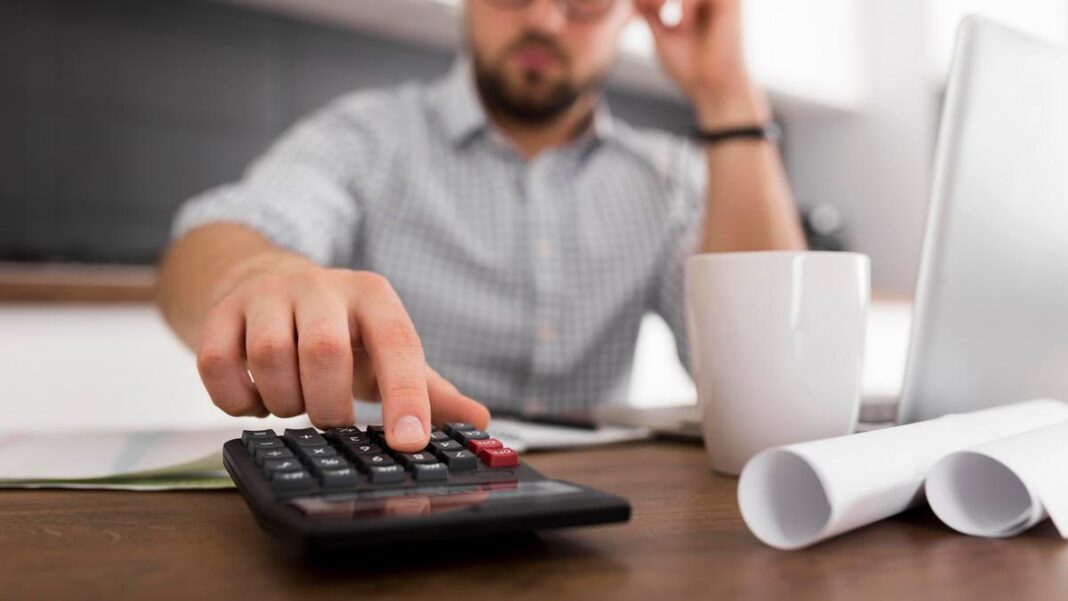 krupnyi-plan-vzroslogo-muzciny-rabotausego-iz-doma