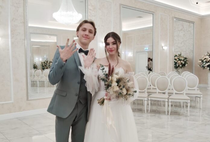 молодожены -min