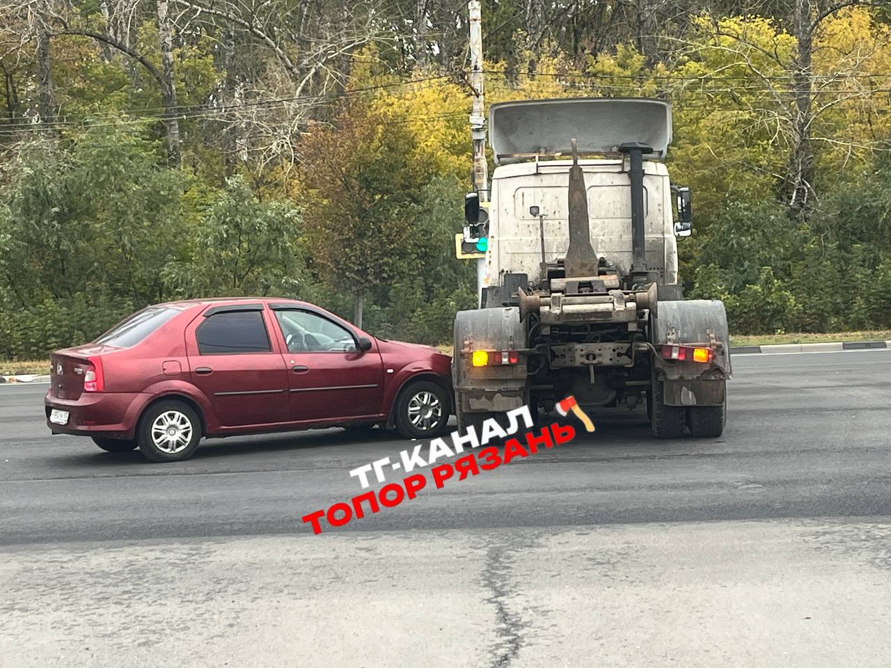 ДТП затруднило движение на Московском шоссе в Рязани На светофоре у съезда к ТРЦ «Премьер» столкнулись легковой и грузовой автомобиль. Грузовик практически полностью перекрыл дорогу в сторону центра города. 