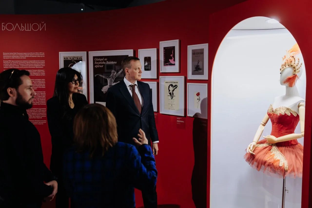 В Рязани открылась выставка «Плисецкая. Полюс магии» В Рязани открылась выставка «Плисецкая. Полюс магии» В экспозиции представлено более 200 экспонатов: редкие фотографии первых выступлений великой балерины, её детские и семейные снимки, портреты, сценические костюмы и многое другое.