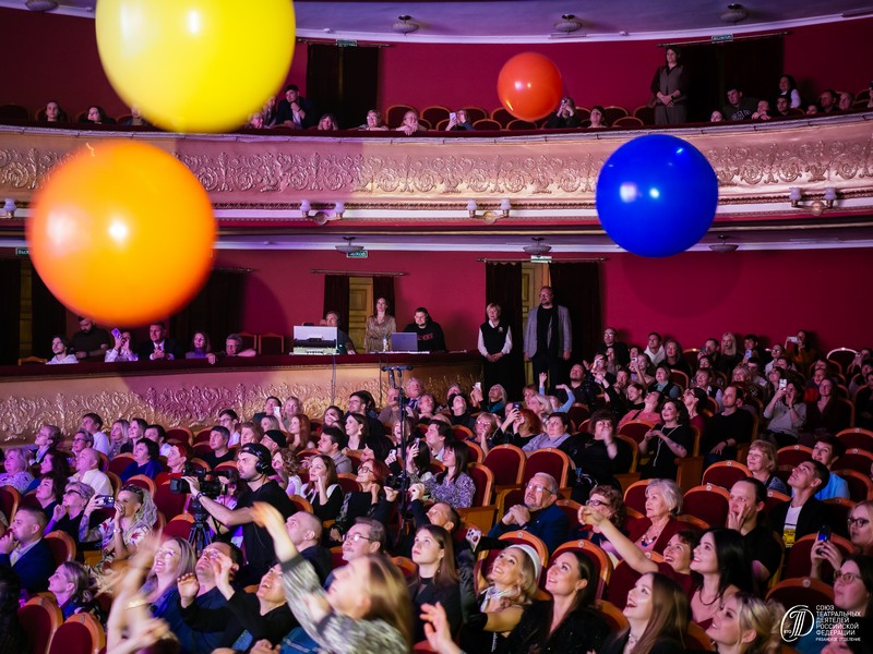 В Рязани вручили театральную премию «Зеркало сцены 2025» В Рязани вручили театральную премию «Зеркало сцены 2025» Определили лучшие спектакли сезона, а также лучших артистов и постановщиков.