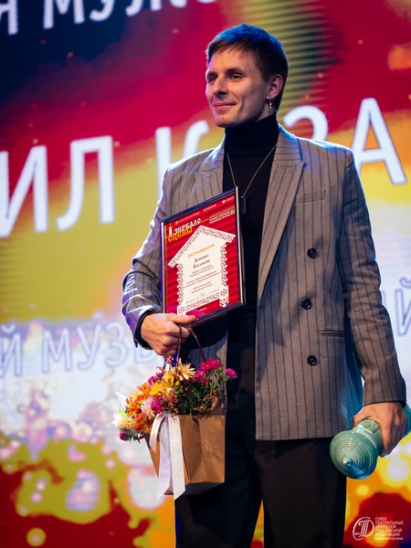 В Рязани вручили театральную премию «Зеркало сцены 2025» В Рязани вручили театральную премию «Зеркало сцены 2025» Определили лучшие спектакли сезона, а также лучших артистов и постановщиков.
