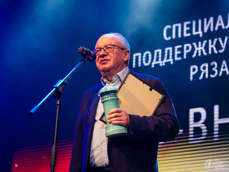 В Рязани вручили театральную премию «Зеркало сцены 2025» В Рязани вручили театральную премию «Зеркало сцены 2025» Определили лучшие спектакли сезона, а также лучших артистов и постановщиков.