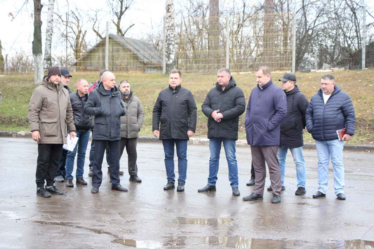 В Дирекции благоустройства Рязани обсудили подготовку к зиме Одной из ключевых тем стало наличие достаточного количества снегоуборочных и комбинированных дорожных машин для чистки и обработки дорог и тротуаров.