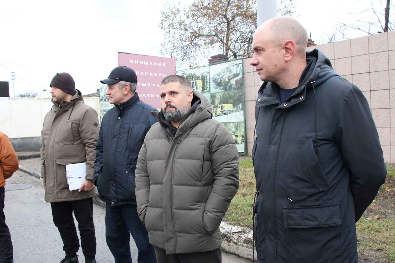 В Дирекции благоустройства Рязани обсудили подготовку к зиме Одной из ключевых тем стало наличие достаточного количества снегоуборочных и комбинированных дорожных машин для чистки и обработки дорог и тротуаров.