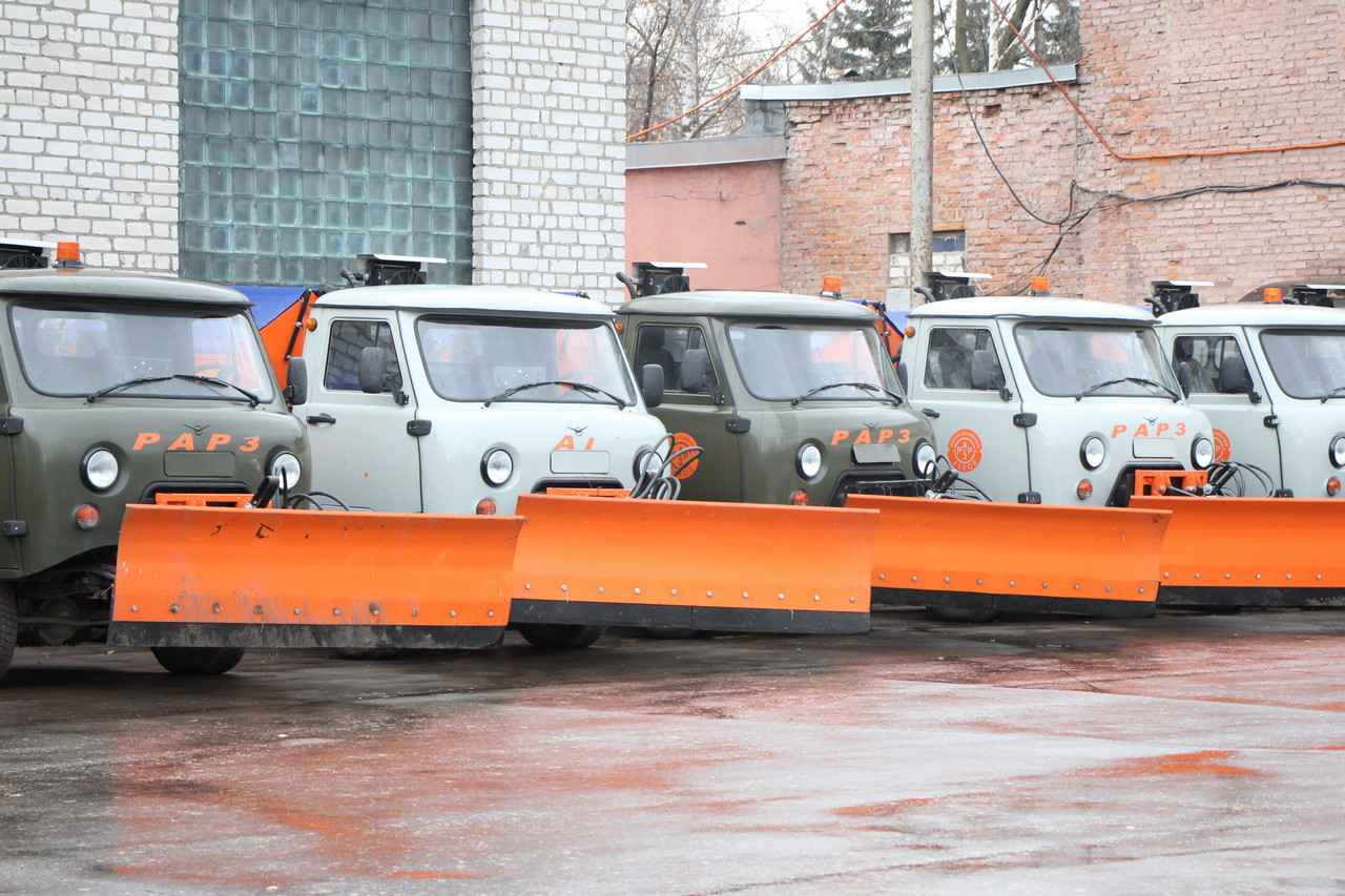 В Дирекции благоустройства Рязани обсудили подготовку к зиме Одной из ключевых тем стало наличие достаточного количества снегоуборочных и комбинированных дорожных машин для чистки и обработки дорог и тротуаров.