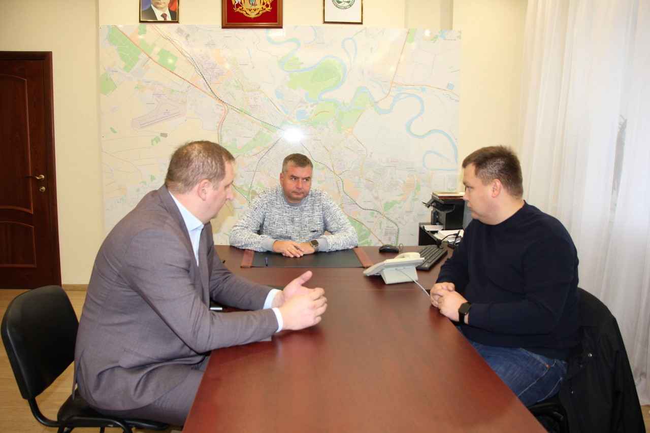 В Дирекции благоустройства Рязани обсудили подготовку к зиме Одной из ключевых тем стало наличие достаточного количества снегоуборочных и комбинированных дорожных машин для чистки и обработки дорог и тротуаров.