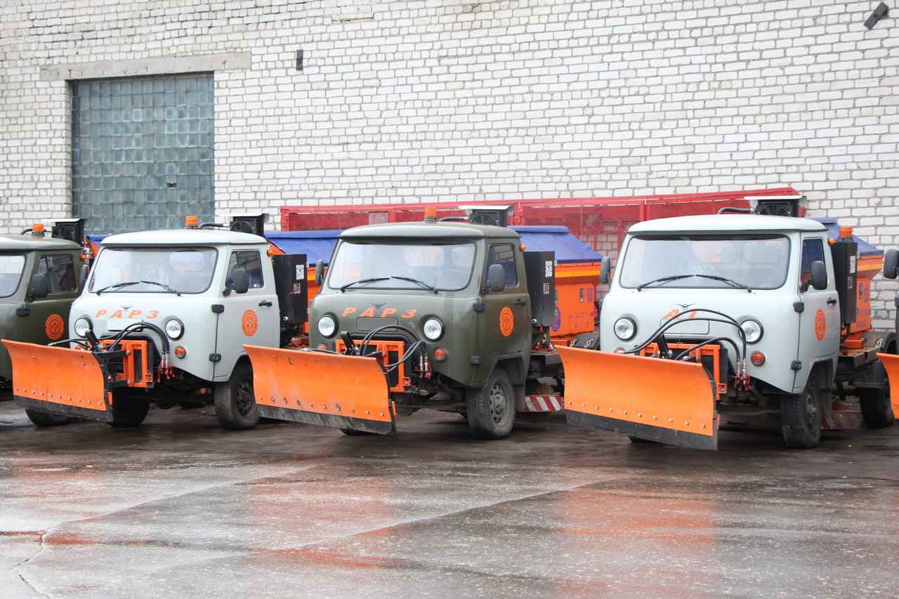 В Дирекции благоустройства Рязани обсудили подготовку к зиме Одной из ключевых тем стало наличие достаточного количества снегоуборочных и комбинированных дорожных машин для чистки и обработки дорог и тротуаров.