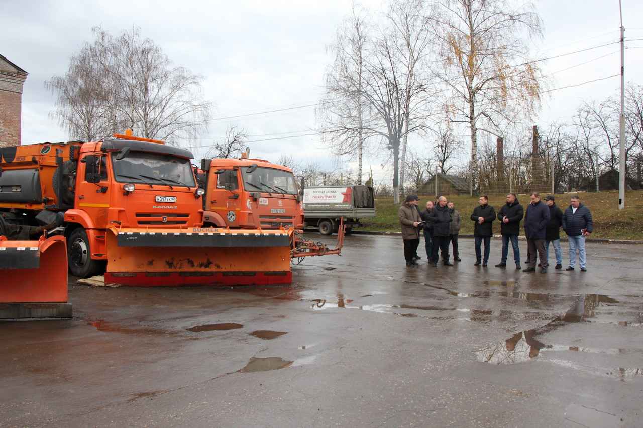 В Дирекции благоустройства Рязани обсудили подготовку к зиме Одной из ключевых тем стало наличие достаточного количества снегоуборочных и комбинированных дорожных машин для чистки и обработки дорог и тротуаров.