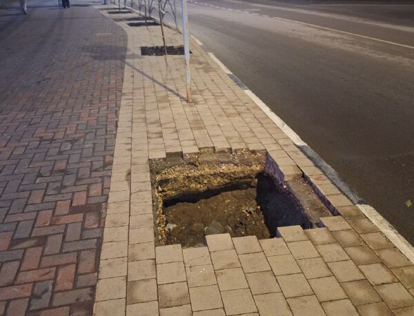 Рязанцы пожаловались на опасную яму в центре города Автор публикации назвал ее «порталом в травмпункт».