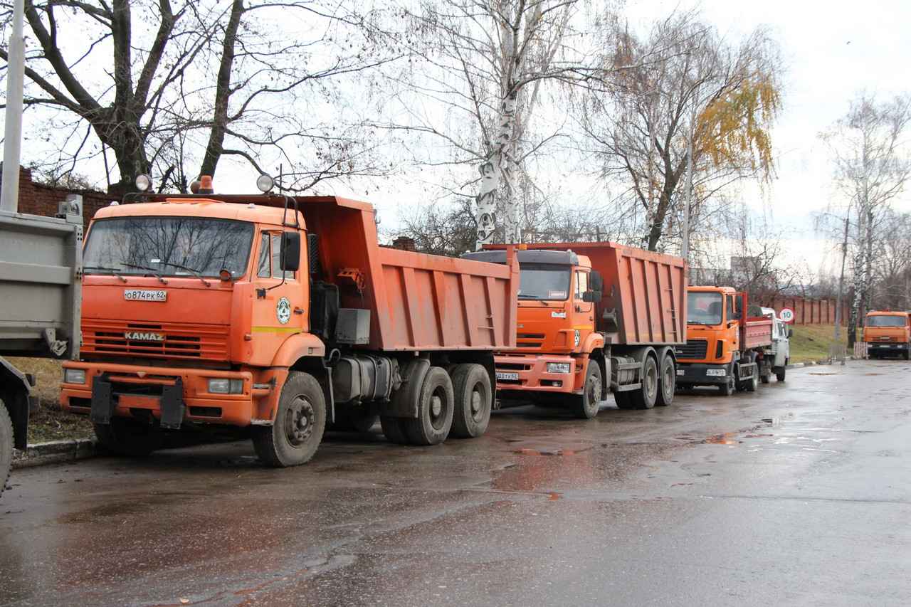 В Дирекции благоустройства Рязани обсудили подготовку к зиме Одной из ключевых тем стало наличие достаточного количества снегоуборочных и комбинированных дорожных машин для чистки и обработки дорог и тротуаров.