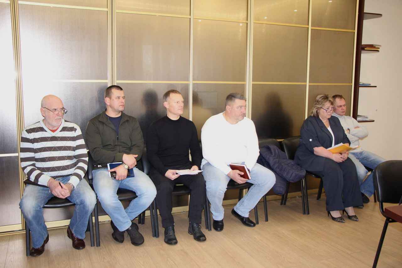 В Дирекции благоустройства Рязани обсудили подготовку к зиме Одной из ключевых тем стало наличие достаточного количества снегоуборочных и комбинированных дорожных машин для чистки и обработки дорог и тротуаров.