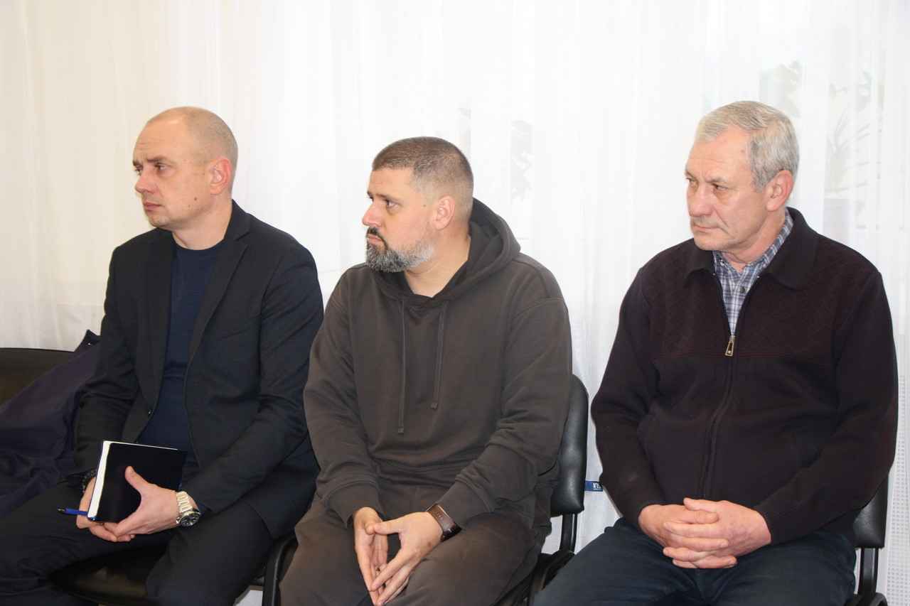 В Дирекции благоустройства Рязани обсудили подготовку к зиме Одной из ключевых тем стало наличие достаточного количества снегоуборочных и комбинированных дорожных машин для чистки и обработки дорог и тротуаров.