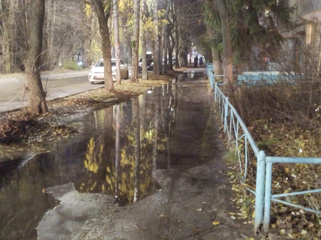 Нечистоты затопили тротуар на Касимовском шоссе На Касимовском шоссе обнаружена утечка из люка, которая вызвала жалобы местных жителей на сильный запах.