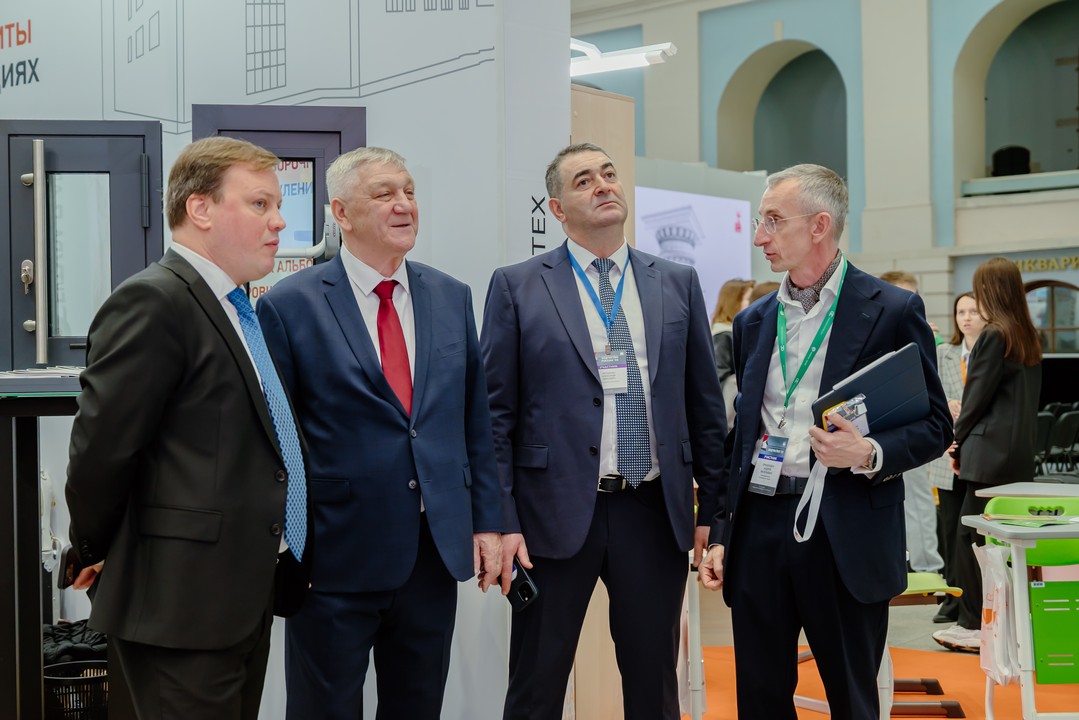 Проект «Окская стрелка» представили на Международном фестивале «Зодчество. Россия 2025» Проекты презентовали 16 регионов России, а также Куба, Бразилия и Китай. Наряду с Санкт-Петербургом, Красноярском, Калининградом и Севастополем свою концепцию комплексного развития прибрежной территории представила Рязань. 