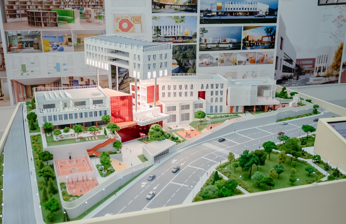 Проект «Окская стрелка» представили на Международном фестивале «Зодчество. Россия 2025» Проекты презентовали 16 регионов России, а также Куба, Бразилия и Китай. Наряду с Санкт-Петербургом, Красноярском, Калининградом и Севастополем свою концепцию комплексного развития прибрежной территории представила Рязань. 