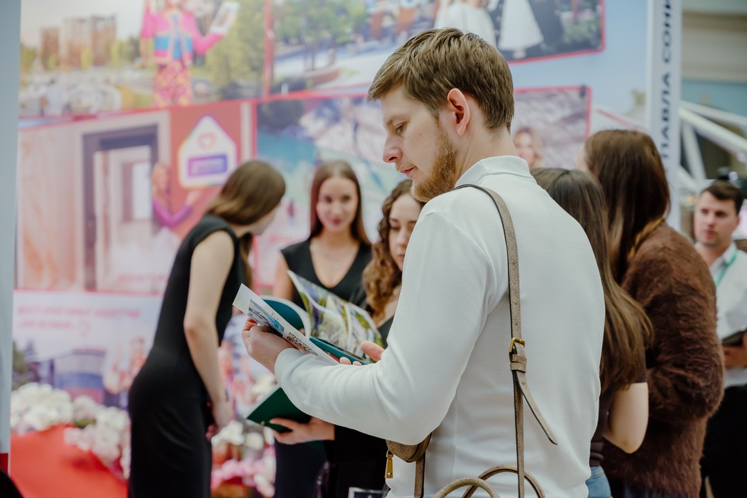 Проект «Окская стрелка» представили на Международном фестивале «Зодчество. Россия 2025» Проекты презентовали 16 регионов России, а также Куба, Бразилия и Китай. Наряду с Санкт-Петербургом, Красноярском, Калининградом и Севастополем свою концепцию комплексного развития прибрежной территории представила Рязань. 