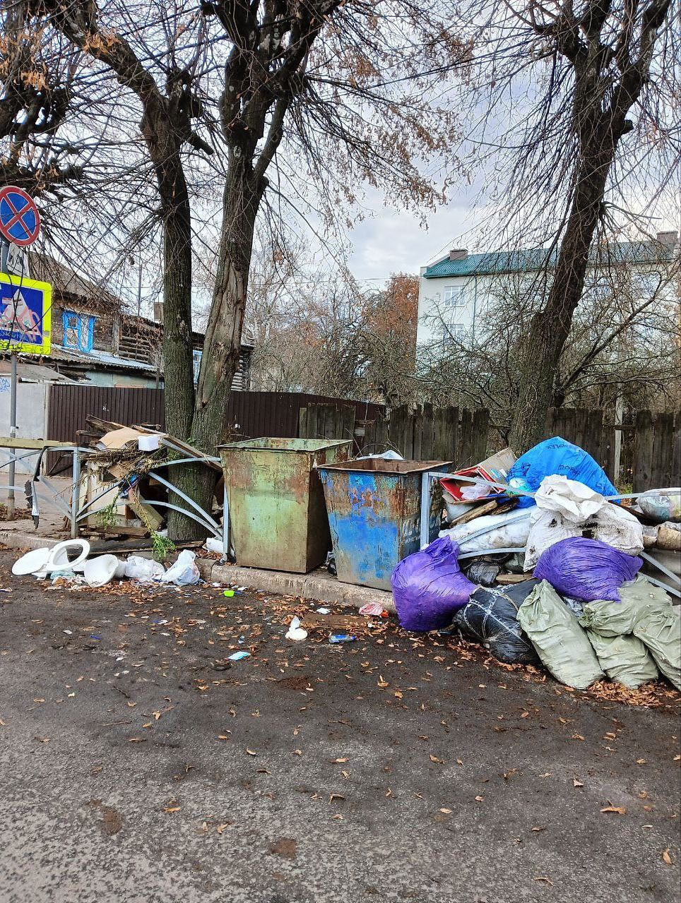 В Рязани убрали свалку у контейнеров после жалобы горожан В Рязани убрали свалку у контейнеров после жалобы горожан Но ситуация не изменится и по привычке это место будет захламляться… Замкнутый круг.