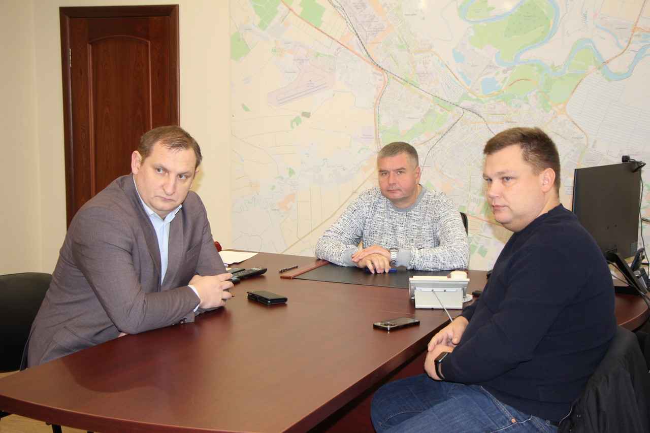 В Дирекции благоустройства Рязани обсудили подготовку к зиме Одной из ключевых тем стало наличие достаточного количества снегоуборочных и комбинированных дорожных машин для чистки и обработки дорог и тротуаров.