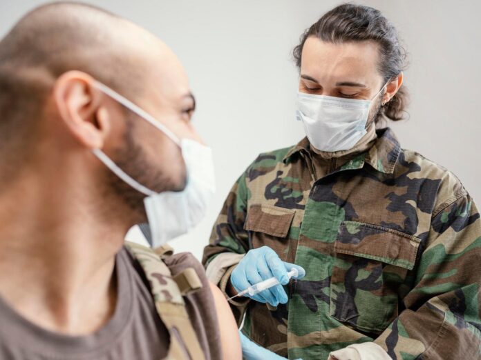 armeiskii-celovek-polucaet-vakcinaciu-min