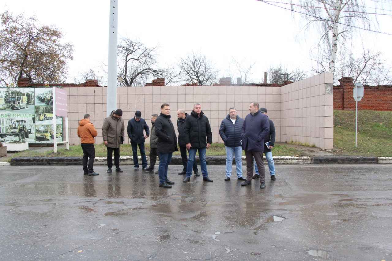 В Дирекции благоустройства Рязани обсудили подготовку к зиме Одной из ключевых тем стало наличие достаточного количества снегоуборочных и комбинированных дорожных машин для чистки и обработки дорог и тротуаров.