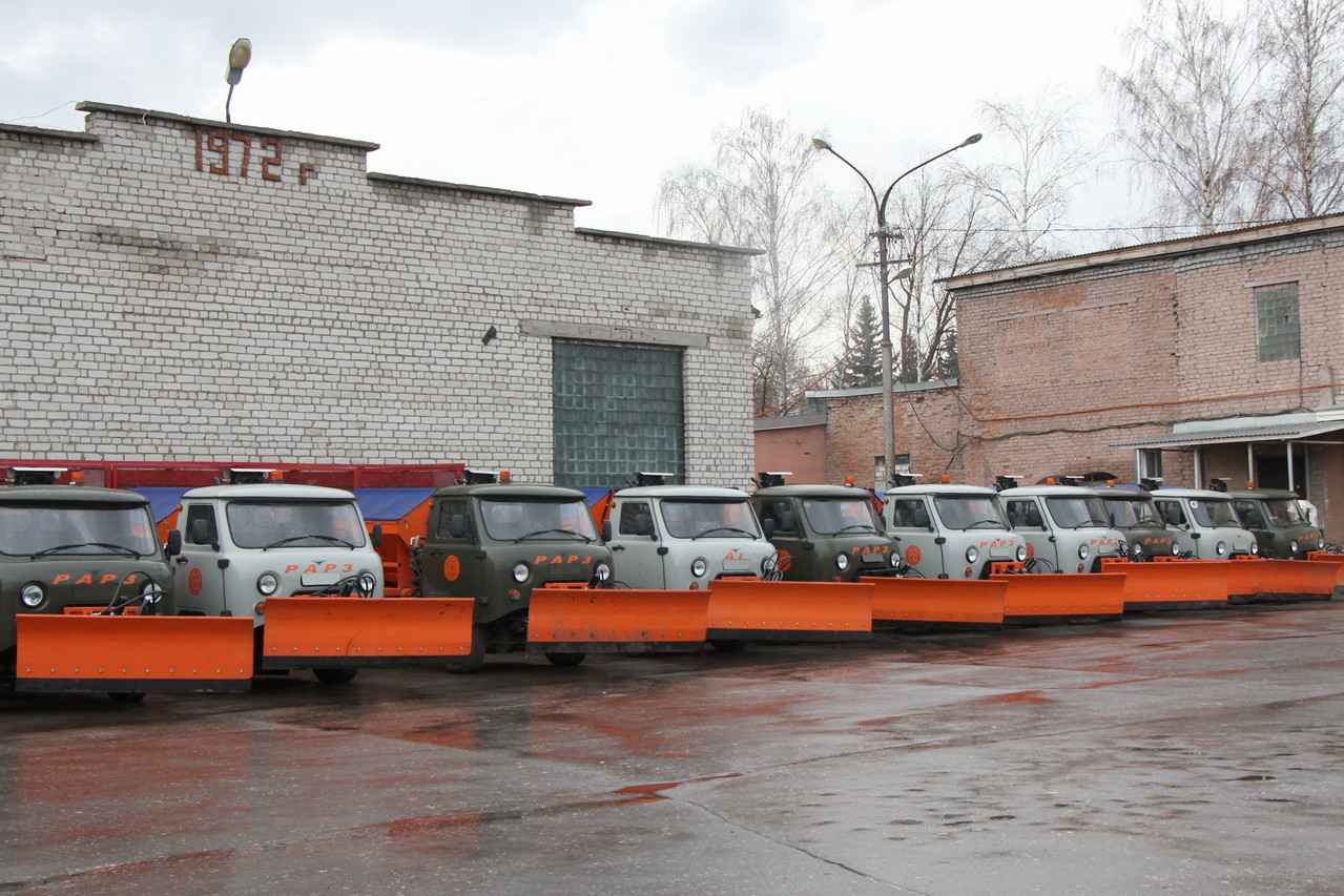 В Дирекции благоустройства Рязани обсудили подготовку к зиме Одной из ключевых тем стало наличие достаточного количества снегоуборочных и комбинированных дорожных машин для чистки и обработки дорог и тротуаров.