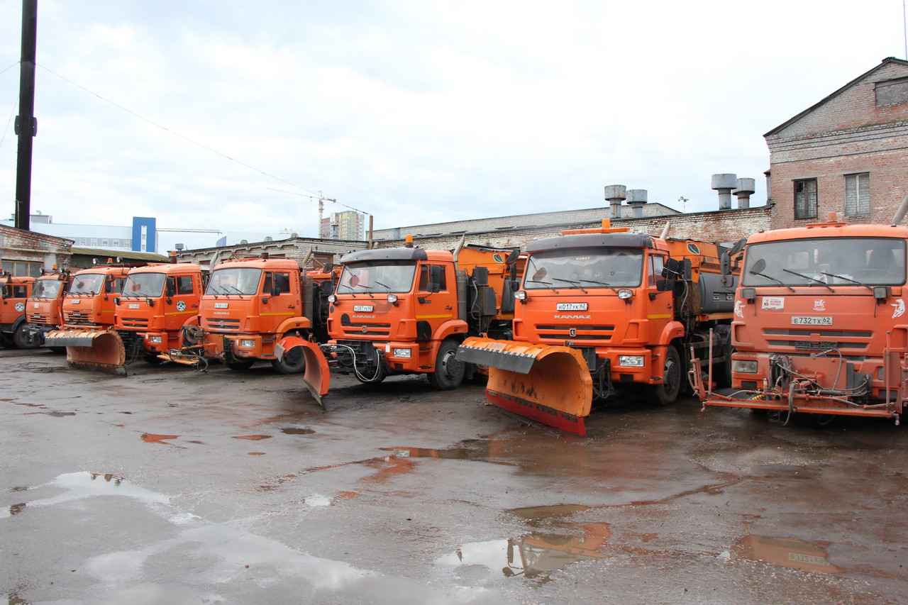 В Дирекции благоустройства Рязани обсудили подготовку к зиме Одной из ключевых тем стало наличие достаточного количества снегоуборочных и комбинированных дорожных машин для чистки и обработки дорог и тротуаров.