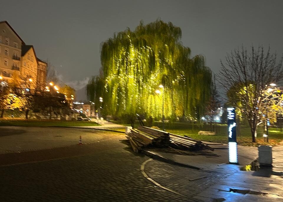 Ёлку на Лыбедском бульваре демонтировали Железную ёлку разобрали в среду, 12 ноября.