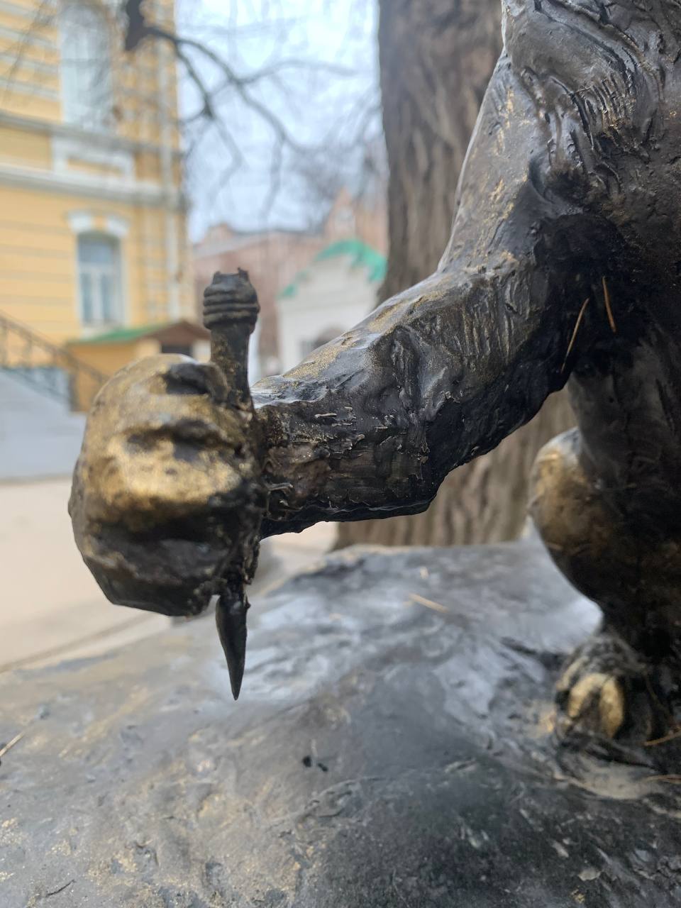 Неизвестные сломали скульптуру «Кота учёного» на территории РГУ Бронзовая скульптура «Кот учёный» была установлена в честь одноимённого литературного персонажа поэмы «Руслан и Людмила» Александра Пушкина.