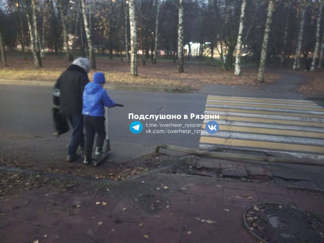 Упавший дорожный знак закрыл подход в пешеходному переходу в Рязани  По словам автора поста, переход находится у дома №19/9 на улице Советской армии.