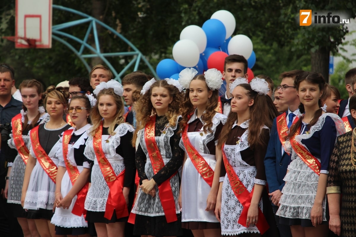 Идти ли на последний звонок. Последний звонок. Выпускной в России. 11 Классники на последнем звонке. Последний звонок традиции.